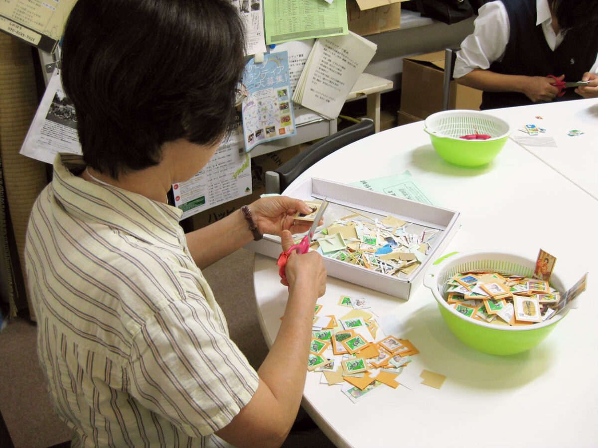 切手ボランティア活動の様子