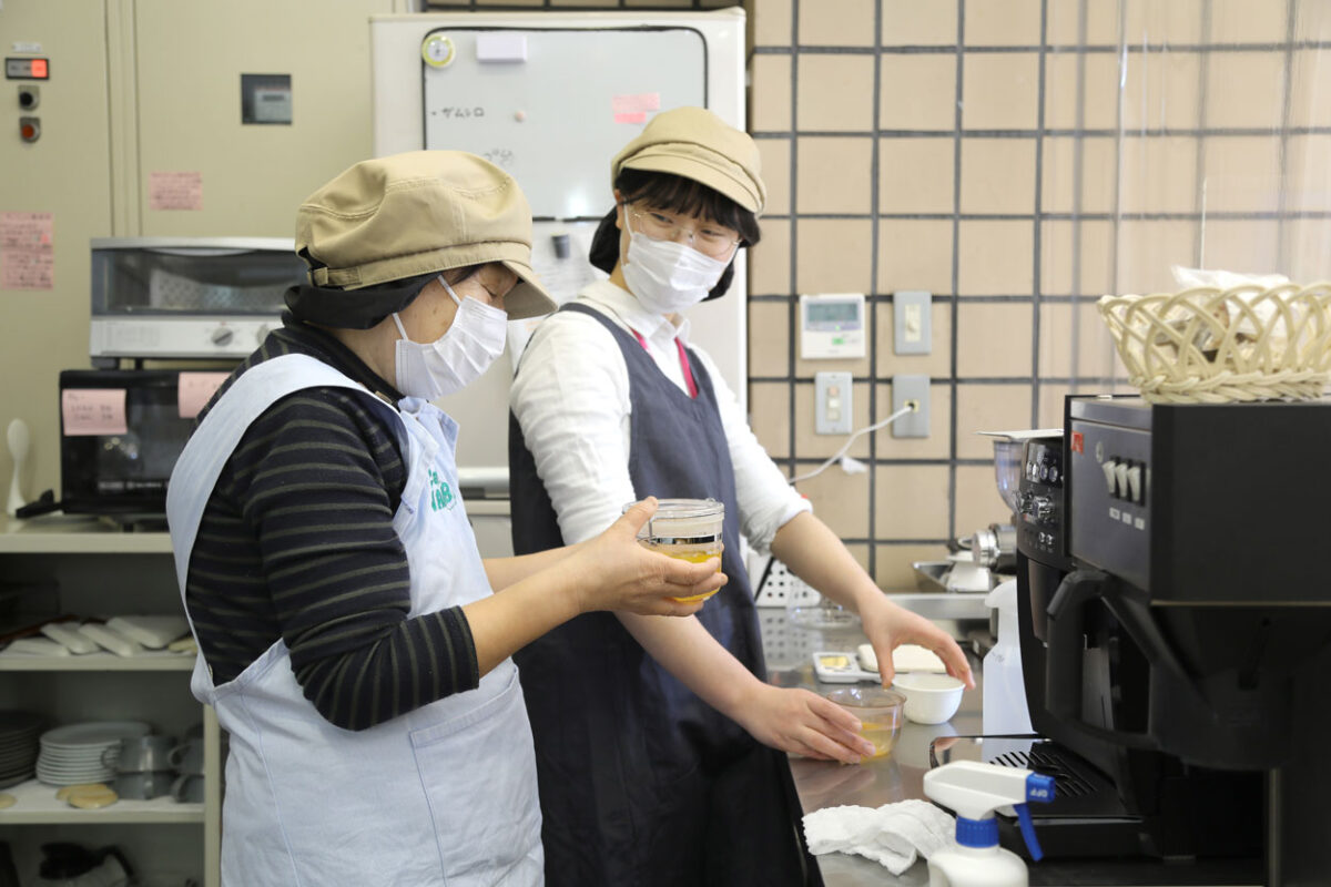 喫茶わかばではたらく実習生