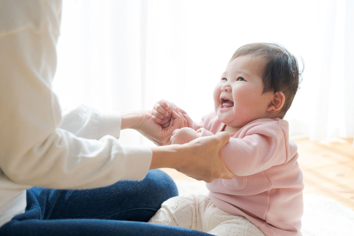 赤ちゃんと遊んでいる様子