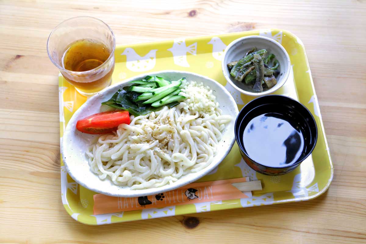 ぐるぐる食堂のある日のメニュー。手打ちうどん。