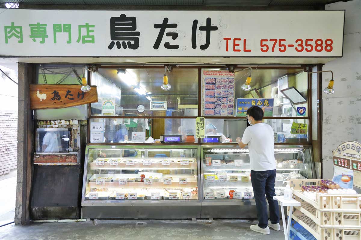 商店街のダイヤ街に買い出しに来ている様子。鶏肉専門店の鳥たけ。