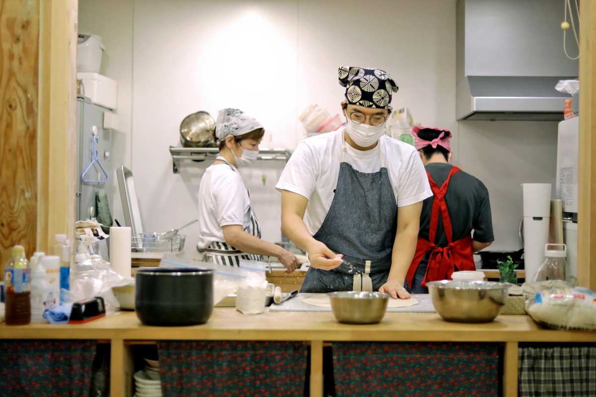 ぐるぐる食堂。調理の様子。キッチンでみんなでごはんを作っている。