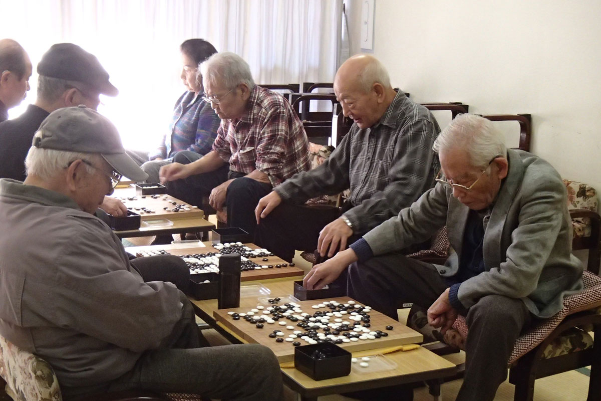 老人福祉センター「なごみ」サークル活動の様子。卓を並べて碁を打っている様子。