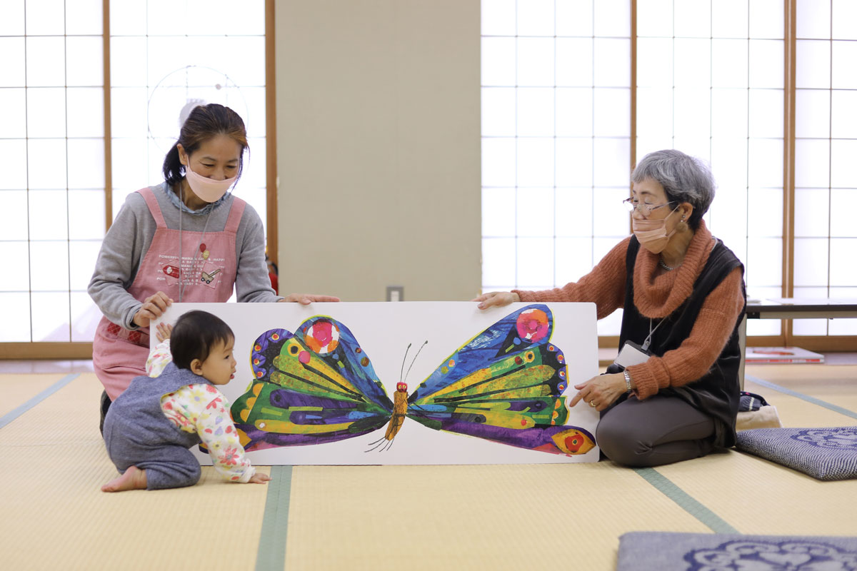 子育て広場「かるがも」で、絵本の読み聞かせをしている様子。