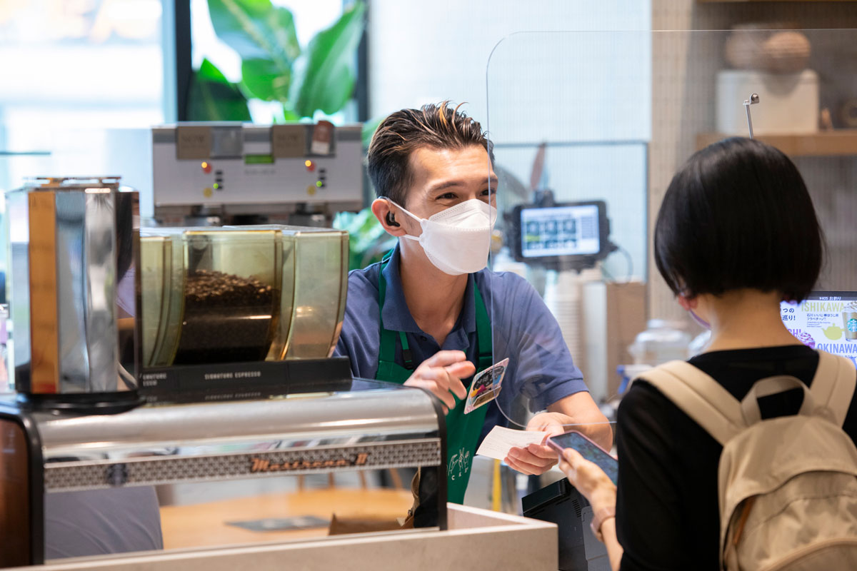 スターバックス国立店での接客の様子