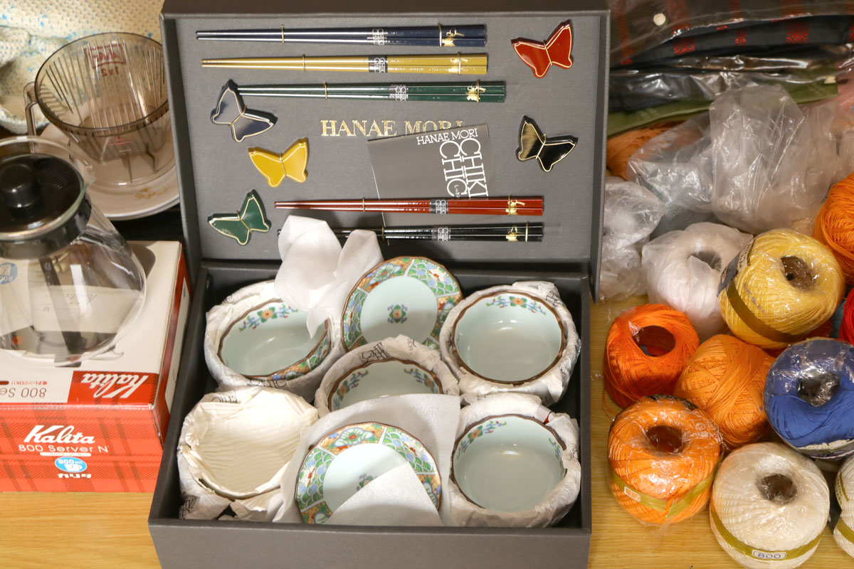 食器セットと様々な手芸の糸とコーヒー器具が写っている。