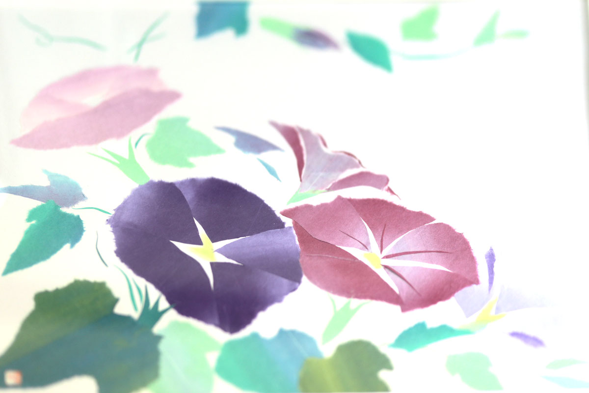 ちぎり絵で、三輪のあさがおの花が描かれている。青紫と赤紫の花があり、和紙の色のグラデーションを活かして、花弁の雰囲気や遠近感が表現されている。